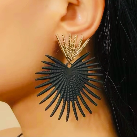 Zara “Radiance” Black Heart Crown Sunburst Sunbeam Sunray Regal Royal Earrings - Picture 5 of 9